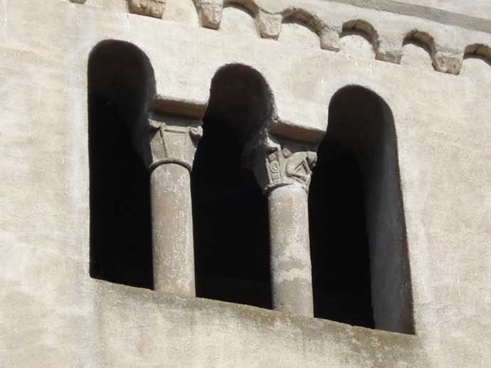clocher de l'église romane Saint Pierre de Saint-Pierre-le-Vieux