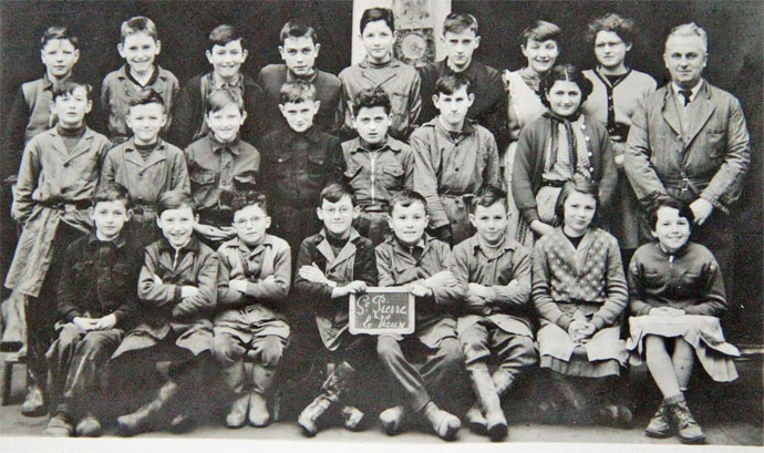école de Saint-Pierre-le-Vieux (Saône-et-Loire) la classe de Mr VERAT en 1955