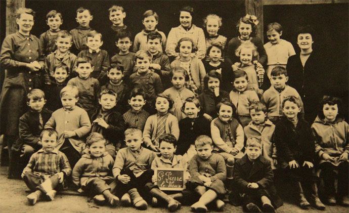 école de Saint-Pierre-le-Vieux (Saône-et-Loire) les classes de Mme LARDY et Melle TUSSEAU en 1955