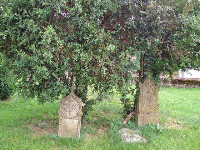 vieux cimetière autour de l'église romane de Saint-Point