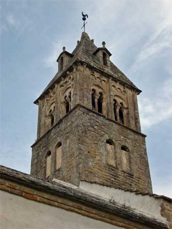 clocher de l'église romane de Saint-Point