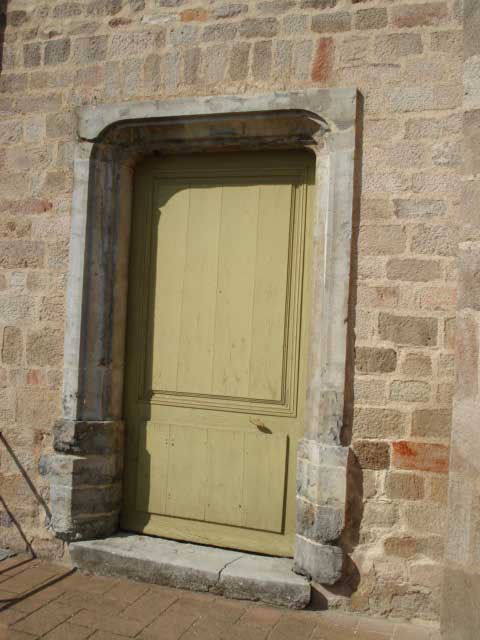 porte gauche de façade de l'église Saint Jean Baptiste de Tramayes
