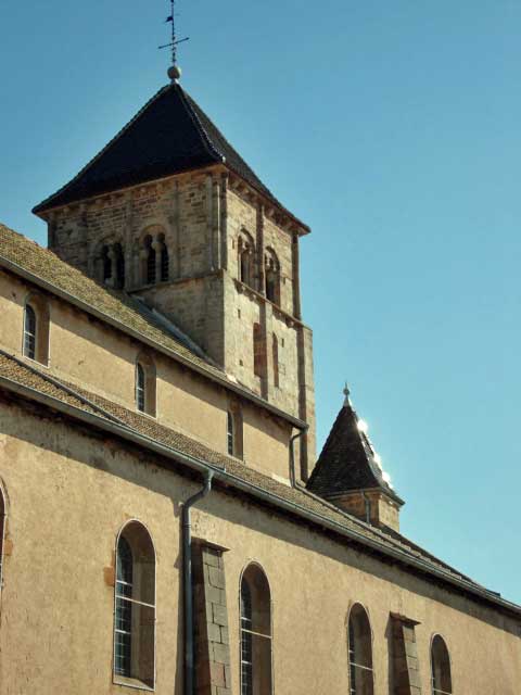flanc sud de l'église Saint Jean Baptiste de Tramayes